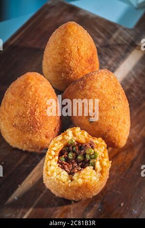 Boules de riz faites maison de Sicile, appelée Arancine Banque D'Images