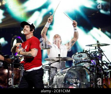 Anthony Kiedis, chanteur de Red Hot Chili Pepper, se produit avec le reste du groupe au BankAtlantic Center près de fort Lauderdale, en Floride. Banque D'Images