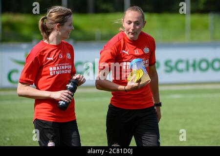 EINDHOVEN, PAYS-BAS - JUILLET 20: Laura Strik de PSV et Nadia Coolen de PSV vu lors de la première formation de la saison de PSV le 20 juillet 2020 à Eindhoven, pays-Bas. Banque D'Images