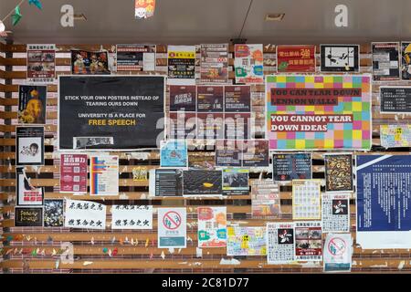 Hong Kong, Chine : 24 mai 2020. Le mur de la liberté d'expression étudiante à l'Université de Hong Kong. Couverts de pro-démocratie, des affiches de style protestataire comme Pepe Th Banque D'Images