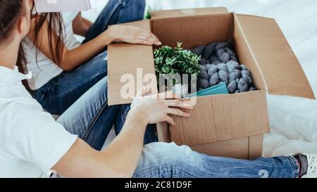 gros plan. couple ouvrant une grande boîte en carton. Banque D'Images