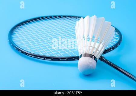 Sports de compétition et haute performance en tournoi match idée conceptuelle avec raquettes de badminton et shuttlecock (birdie) isolé sur le bac bleu de court Banque D'Images