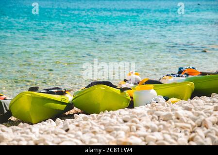 beaucoup de kayaks à la plage rocheuse Banque D'Images