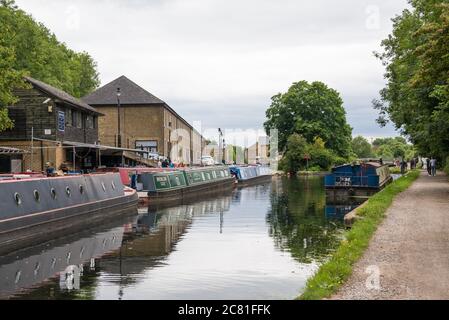 Vue sur le canal Grand Union en direction de Coppermill Lock. Hillingdon Narrowboats Association siège sur la gauche. Personnes marchant sur une voie de remorquage. Banque D'Images
