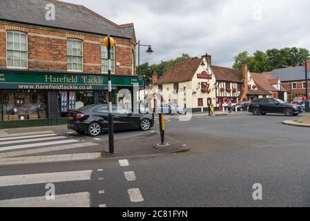 Le rond-point à la jonction de High Street, Rickmansworth Road, Park Lane et Breakspear Road North au centre du village de Harefield. Banque D'Images