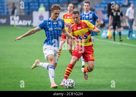 Poznan, Pologne. 19 juillet 2020. Robert Gumny de Lech Poznan et Przemyslaw Mystkowski de Jagiellonia Bialystok en action pendant le match PKO polonais Ekstraklasa entre Lech Poznan et Jagiellonia Bialystok au stade municipal de Poznan.score final; Lech Poznan 4:0 Jagiellonia Bialystok. Crédit : SOPA Images Limited/Alamy Live News Banque D'Images