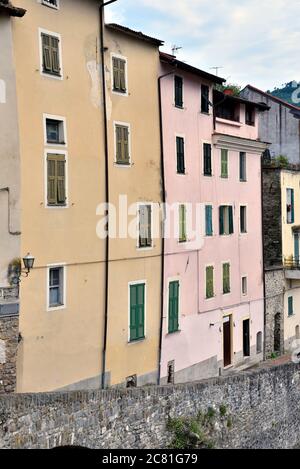 Village ligure de Dolceacqua, Imperia, Italie Banque D'Images