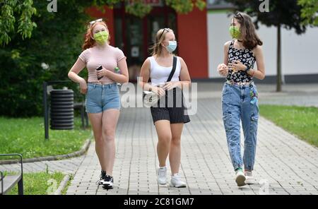 Vlcnov, République tchèque. 20 juillet 2020. Les filles portent un masque facial pour se protéger contre la propagation du coronavirus est vu à Vlcnov près de Uherske Hradiste, Moravie du Sud, République Tchèque, 20 juillet 2020. Vlcnov est l'un des groupes infectieux. Les gens ont été obligés de porter des masques dans les transports publics et à l'intérieur de cette municipalité, les événements de masse sont autorisés jusqu'à 500 seulement et les participants doivent garder la distance. La localité de Uherske Hradiste a signalé 23 infections pour 100,000 habitants au cours des sept derniers jours. Crédit: Dalibor Gluck/CTK photo/Alamy Live News Banque D'Images