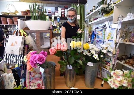 Vlcnov, République tchèque. 20 juillet 2020. Une femme porte un masque pour se protéger contre la propagation du coronavirus est vue à Vlcnov près de Uherske Hradiste, Moravie du Sud, République Tchèque, 20 juillet 2020. Vlcnov est l'un des groupes infectieux. Les gens ont été obligés de porter des masques dans les transports publics et à l'intérieur de cette municipalité, les événements de masse sont autorisés jusqu'à 500 seulement et les participants doivent garder la distance. La localité de Uherske Hradiste a signalé 23 infections pour 100,000 habitants au cours des sept derniers jours. Crédit: Dalibor Gluck/CTK photo/Alamy Live News Banque D'Images