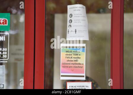 Vlcnov, République tchèque. 20 juillet 2020. Des récalcitions contre la propagation du coronavirus sont visibles à la porte du supermarché de Vlcnov près d'Uherske Hradiste, Moravie du Sud, République Tchèque, 20 juillet 2020. Vlcnov est l'un des groupes infectieux. Les gens ont été obligés de porter des masques dans les transports publics et à l'intérieur de cette municipalité, les événements de masse sont autorisés jusqu'à 500 seulement et les participants doivent garder la distance. La localité de Uherske Hradiste a signalé 23 infections pour 100,000 habitants au cours des sept derniers jours. Crédit: Dalibor Gluck/CTK photo/Alamy Live News Banque D'Images