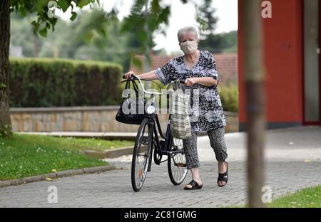 Vlcnov, République tchèque. 20 juillet 2020. Une femme porte un masque pour se protéger contre la propagation du coronavirus est vue à Vlcnov près de Uherske Hradiste, Moravie du Sud, République Tchèque, 20 juillet 2020. Vlcnov est l'un des groupes infectieux. Les gens ont été obligés de porter des masques dans les transports publics et à l'intérieur de cette municipalité, les événements de masse sont autorisés jusqu'à 500 seulement et les participants doivent garder la distance. La localité de Uherske Hradiste a signalé 23 infections pour 100,000 habitants au cours des sept derniers jours. Crédit: Dalibor Gluck/CTK photo/Alamy Live News Banque D'Images