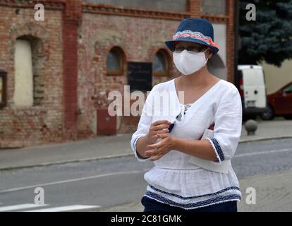 Vlcnov, République tchèque. 20 juillet 2020. Une femme porte un masque pour se protéger contre la propagation du coronavirus est vue à Vlcnov près de Uherske Hradiste, Moravie du Sud, République Tchèque, 20 juillet 2020. Vlcnov est l'un des groupes infectieux. Les gens ont été obligés de porter des masques dans les transports publics et à l'intérieur de cette municipalité, les événements de masse sont autorisés jusqu'à 500 seulement et les participants doivent garder la distance. La localité de Uherske Hradiste a signalé 23 infections pour 100,000 habitants au cours des sept derniers jours. Crédit: Dalibor Gluck/CTK photo/Alamy Live News Banque D'Images