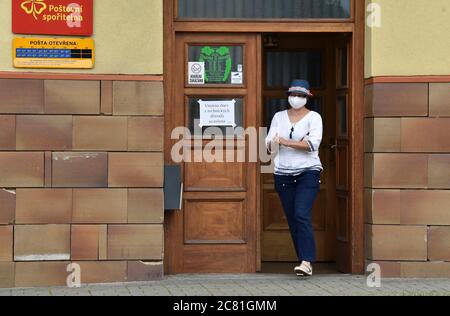 Vlcnov, République tchèque. 20 juillet 2020. Une femme porte un masque pour se protéger contre la propagation du coronavirus est vue à Vlcnov près de Uherske Hradiste, Moravie du Sud, République Tchèque, 20 juillet 2020. Vlcnov est l'un des groupes infectieux. Les gens ont été obligés de porter des masques dans les transports publics et à l'intérieur de cette municipalité, les événements de masse sont autorisés jusqu'à 500 seulement et les participants doivent garder la distance. La localité de Uherske Hradiste a signalé 23 infections pour 100,000 habitants au cours des sept derniers jours. Crédit: Dalibor Gluck/CTK photo/Alamy Live News Banque D'Images