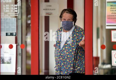 Vlcnov, République tchèque. 20 juillet 2020. Une femme porte un masque pour se protéger contre la propagation du coronavirus est vue à Vlcnov près de Uherske Hradiste, Moravie du Sud, République Tchèque, 20 juillet 2020. Vlcnov est l'un des groupes infectieux. Les gens ont été obligés de porter des masques dans les transports publics et à l'intérieur de cette municipalité, les événements de masse sont autorisés jusqu'à 500 seulement et les participants doivent garder la distance. La localité de Uherske Hradiste a signalé 23 infections pour 100,000 habitants au cours des sept derniers jours. Crédit: Dalibor Gluck/CTK photo/Alamy Live News Banque D'Images