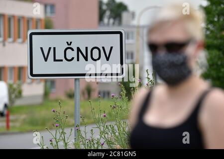 Vlcnov, République tchèque. 20 juillet 2020. Une femme porte un masque pour se protéger contre la propagation du coronavirus est vue à Vlcnov près de Uherske Hradiste, Moravie du Sud, République Tchèque, 20 juillet 2020. Vlcnov est l'un des groupes infectieux. Les gens ont été obligés de porter des masques dans les transports publics et à l'intérieur de cette municipalité, les événements de masse sont autorisés jusqu'à 500 seulement et les participants doivent garder la distance. La localité de Uherske Hradiste a signalé 23 infections pour 100,000 habitants au cours des sept derniers jours. Crédit: Dalibor Gluck/CTK photo/Alamy Live News Banque D'Images