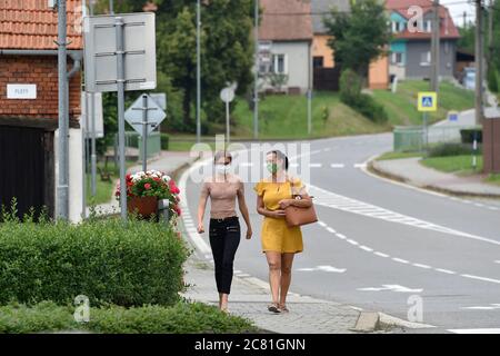 Vlcnov, République tchèque. 20 juillet 2020. Les femmes portent un masque facial pour se protéger contre la propagation du coronavirus est vu à Vlcnov près de Uherske Hradiste, Moravie du Sud, République Tchèque, 20 juillet 2020. Vlcnov est l'un des groupes infectieux. Les gens ont été obligés de porter des masques dans les transports publics et à l'intérieur de cette municipalité, les événements de masse sont autorisés jusqu'à 500 seulement et les participants doivent garder la distance. La localité de Uherske Hradiste a signalé 23 infections pour 100,000 habitants au cours des sept derniers jours. Crédit: Dalibor Gluck/CTK photo/Alamy Live News Banque D'Images