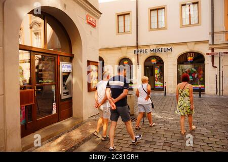 PRAGUE, RÉPUBLIQUE TCHÈQUE - 24 juillet 2019 : groupe de personnes marchant dans une rue proche d'un musée de la pomme dans le centre-ville Banque D'Images