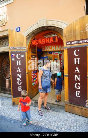 PRAGUE, RÉPUBLIQUE TCHÈQUE - 24 juillet 2019 : femme et enfant debout devant un bureau de change dans le centre-ville Banque D'Images