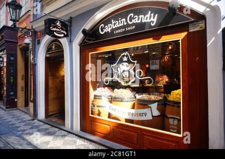 PRAGUE, RÉPUBLIQUE TCHÈQUE - 24 juillet 2019 : entrée principale d'un magasin Captain Candy dans le centre-ville Banque D'Images