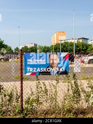 POZNAN, POLOGNE - 28 juin 2020 : bannière de l'élection présidentielle de Rafal Trzaskowski sur une grille Banque D'Images