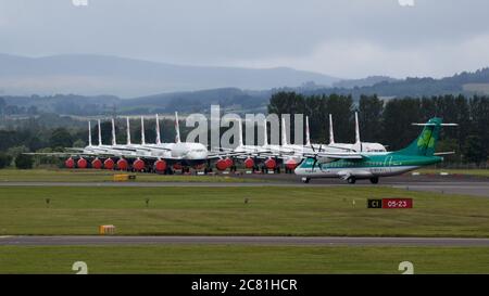 Glasgow, Écosse, Royaume-Uni. 20 juillet 2020. Photo : vol AER Lingus au départ de Dublin vu à l'aéroport de Glasgow avec un grand groupe d'airbus British Airways (BA) mis à terre en arrière-plan. Crédit : Colin Fisher/Alay Live News Banque D'Images