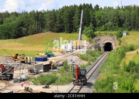 Extension des ouvertures des tunnels ferroviaires avec des éléments en béton pour améliorer le drainage. Ligne côtière Helsinki-Turku, Märjänmäki, Salo, Finlande. 19 juillet 20. Banque D'Images