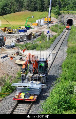 Extension des ouvertures des tunnels ferroviaires avec des éléments en béton pour améliorer le drainage. Ligne côtière Helsinki-Turku, Märjänmäki, Salo, Finlande. 19 juillet 20. Banque D'Images