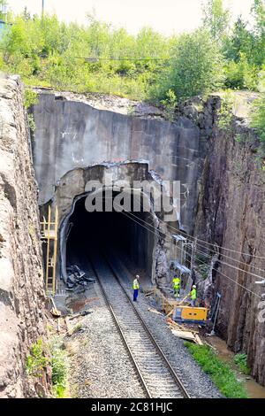 Extension des ouvertures des tunnels ferroviaires avec des éléments en béton pour améliorer le drainage. Ligne côtière Helsinki-Turku, Lemunmäki, Salo, Finlande. 19 juillet 20. Banque D'Images