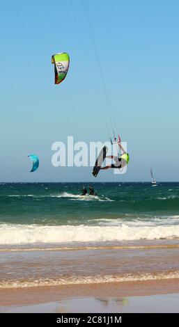 Saut kitesurfer ou kite boarder Kitesurf de la plage de Somo dans un après-midi ensoleillé Santander Cantabria Espagne été Banque D'Images