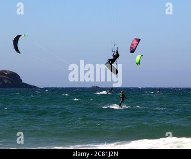 Kitesurfer volant ou kiteboarder Kitesurf de la plage de Somo dans un après-midi ensoleillé Santander Cantabria Espagne été Banque D'Images