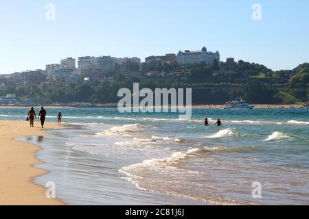 Vacanciers et touristes se promenant le long de la plage de Somo Santander Cantabria Espagne Banque D'Images