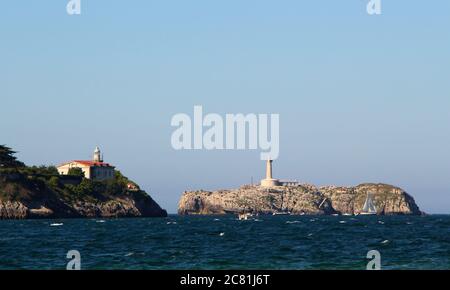 Bateaux et yacht y mer avec l'île de Moors Isla de Mouro et le promontoire de la Magdalena Palace Santander Cantabria Espagne deux maisons de lumière Banque D'Images