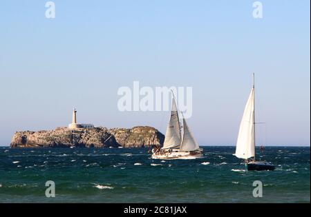 Yachts en mer naviguant au-delà de l'île Isla de Mouro Moors Santander Cantabria Espagne Banque D'Images