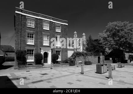 Vue sur la place White Horse Street, ville de Baldock, comté de Hertfordshire, Angleterre, Royaume-Uni Banque D'Images