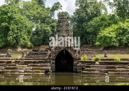 Monument en pierre dans l'étang de Neak Pean, Angkor Wat; Siem Reap, province de Siem Reap, Cambodge Banque D'Images