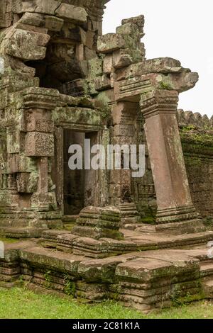 Entrée en pierre au temple avec pilier incliné, Preah Khan, Angkor Wat; Siem Reap, province de Siem Reap, Cambodge Banque D'Images