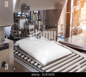 Production et fabrication de yaourt au lait avec bifidobactéries, procédé technologique. Ligne automatique pour l'emballage de yaourt à boire, crème Banque D'Images