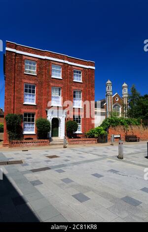 Vue sur la place White Horse Street, ville de Baldock, comté de Hertfordshire, Angleterre, Royaume-Uni Banque D'Images