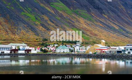 Ville d'Isafjorour, dans la municipalité d'Isafjaroarbaer; Isafjorour, région de Westfjords, Islande Banque D'Images