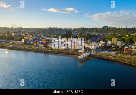 Vue aérienne de la baie au centre ville de Puerto Montt. Vous pouvez voir la place et son quai Banque D'Images