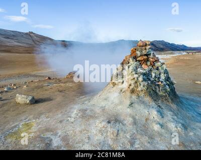 Geothermal spot connu pour ses bassins bouillonnants de boue et de fumeroles à vapeur émettant du gaz sulfurique; Skutustadahreppur, région du Nord-est, Islande Banque D'Images