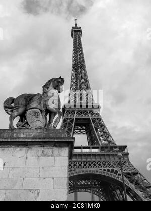 Une statue du pont de Jena, représentant le cheval du guerrier gaulois, avec la Tour Eiffel en arrière-plan, photographiée en Monochrome à Paris, Banque D'Images