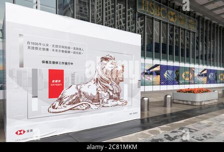 Hong Kong, Hong Kong SAR, Chine. 30 mai 2020. Siège social de HSBC au centre de Hong Kong. Les lions célèbres et emblématiques, Stephen (en photo) et Stitt, sont sous couvert à la suite des dommages subis lors des manifestations.tout au long de l'histoire de la banque, les lions ont été pour le courage et la prospérité, mais suite au choix de HSBC de se tenir aux côtés de la Chine, la banque a été la cible de manifestations. Crédit : Jayne Russell/ZUMA Wire/Alay Live News Banque D'Images