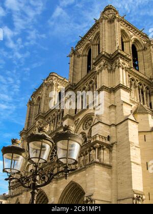 Les tours de la façade ouest de la célèbre cathédrale notre-Dame de Paris lors d’un clair soleil, en été, avec un Paris Streetlamp en premier plan Banque D'Images