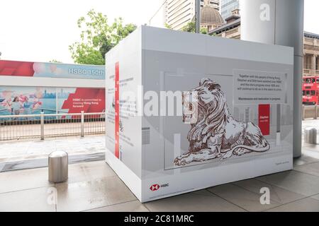 Hong Kong, Hong Kong SAR, Chine. 30 mai 2020. Siège social de HSBC au centre de Hong Kong. Les lions célèbres et emblématiques, Stephen (en photo) et Stitt, sont sous couvert à la suite des dommages subis lors des manifestations.tout au long de l'histoire de la banque, les lions ont été pour le courage et la prospérité, mais suite au choix de HSBC de se tenir aux côtés de la Chine, la banque a été la cible de manifestations. Crédit : Jayne Russell/ZUMA Wire/Alay Live News Banque D'Images