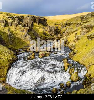 Skogafoss est l’une des plus grandes et des plus belles cascades d’Islande avec une largeur étonnante de 25 mètres et une goutte de 60 mètres Banque D'Images