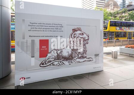 Hong Kong, Hong Kong SAR, Chine. 30 mai 2020. Siège social de HSBC au centre de Hong Kong. Les lions célèbres et emblématiques, Stephen et Stitt (en photo), sont sous couvert à la suite des dommages subis lors des manifestations.tout au long de l'histoire de la banque, les lions ont été pour le courage et la prospérité, mais suite au choix de HSBC de se tenir aux côtés de la Chine, la banque a été la cible de manifestations. Crédit : Jayne Russell/ZUMA Wire/Alay Live News Banque D'Images