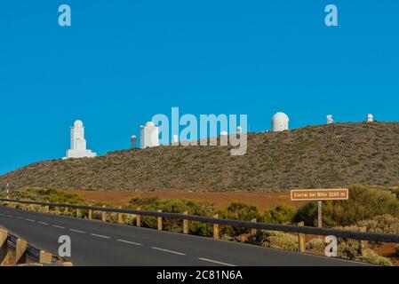 Télescopes de l'Observatoire astronomique Izana sur le mont Teide, Tenerife, Iles Canaries Banque D'Images