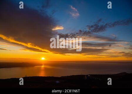 magnifique coucher de soleil sur le lac llanquihue et les formations de nuages. Puerto Varas, Chili Banque D'Images