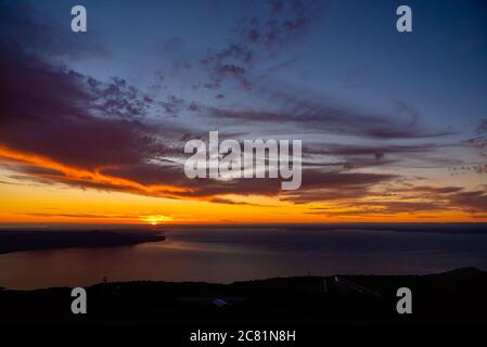 magnifique coucher de soleil sur le lac llanquihue et les formations de nuages. Puerto Varas, Chili Banque D'Images